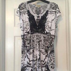 Short sleeve black and white blouse